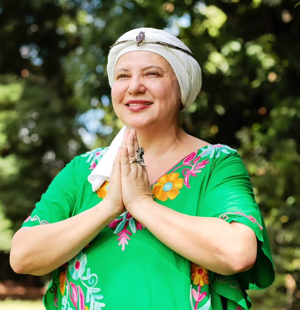 Mestra Gislaine durante atendimento de Benzeção no UCCAI